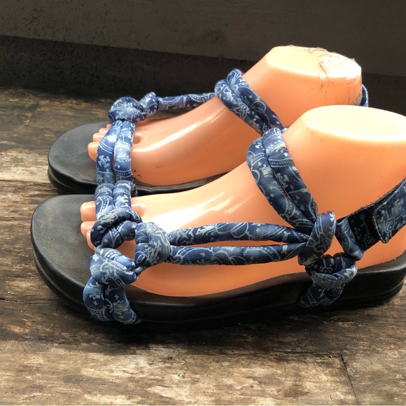 Sam & Libby Women's Multi Blue Fabric Sandal Rubber Sole Adjustable Strap Size 8 - Picture 5 of 11